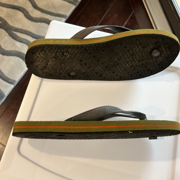 Men’s size 9 1/2 flip-flop shower shoes. Great for your feet - Picture 4 of 5